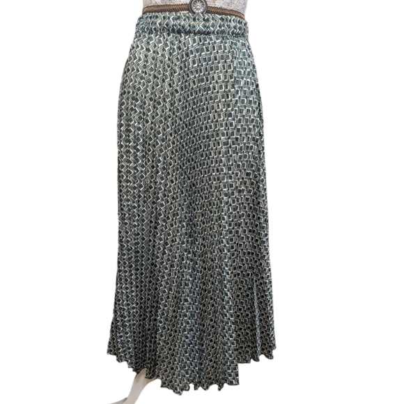 H&M Dresses & Skirts - H&M Geometric pleated maxi skirt